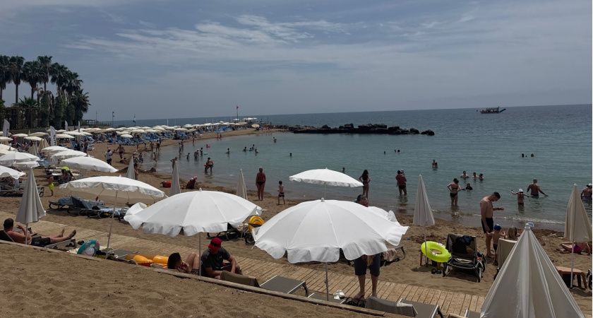 "Купаться невозможно, все сидят на берегу": Черное море преподнесло неприятный сюрприз отдыхающим