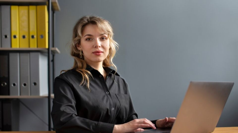 Бизнес-стиль 50+: как одеться в офис весной-2025 — чтобы выглядеть статусно