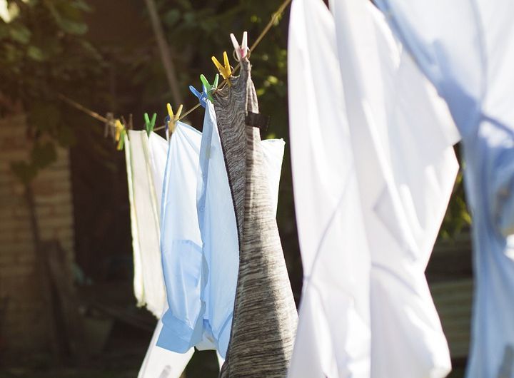 Долой утюги! Какие приемы помогут сэкономить время на глажку и не оставить вещи мятыми