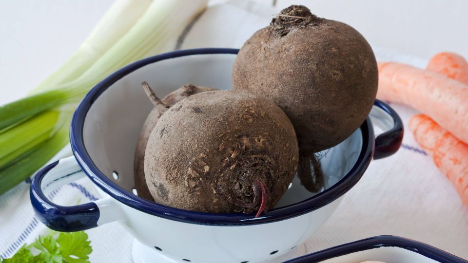 Современные хозяйки не варят свеклу по 2 часа: нашли хитрый способ сократить время