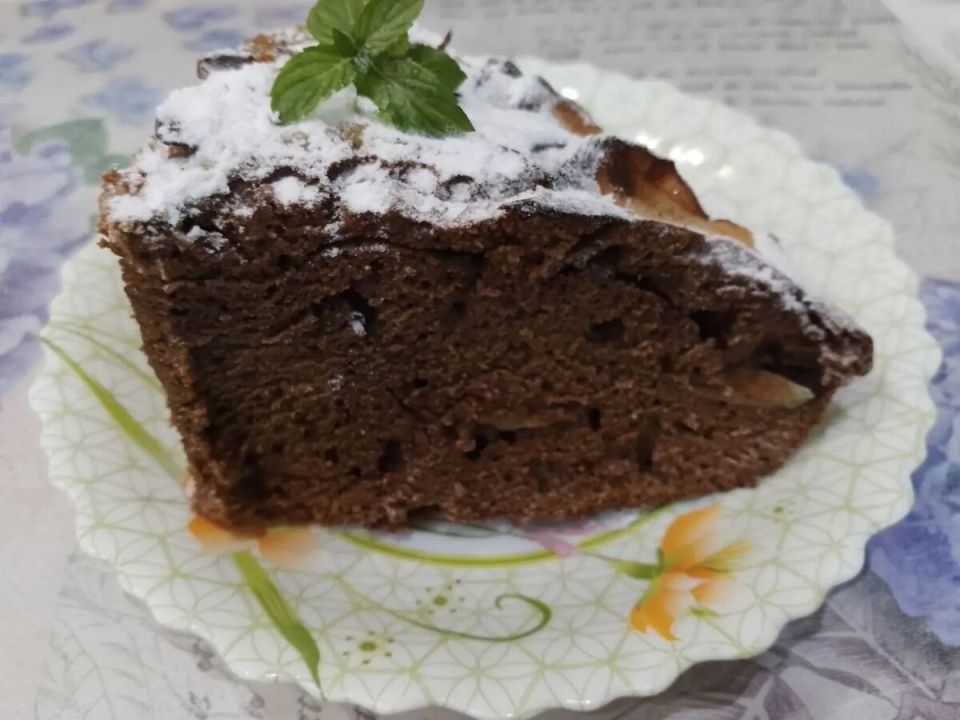 Неповторимый шоколадный пирог с яблоками: как удивить гостей за чаем