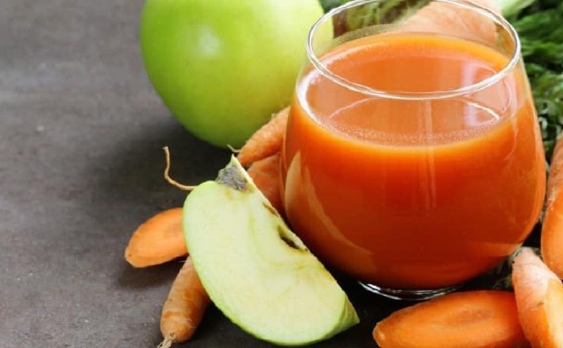 Запасайтесь витаминным нектаром: как приготовить яблочно-морковный напиток на зиму