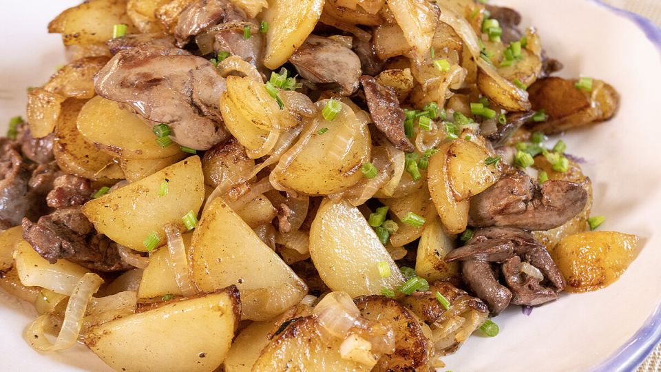 вкусная находка: жареная картошка с куриной печенью и луком