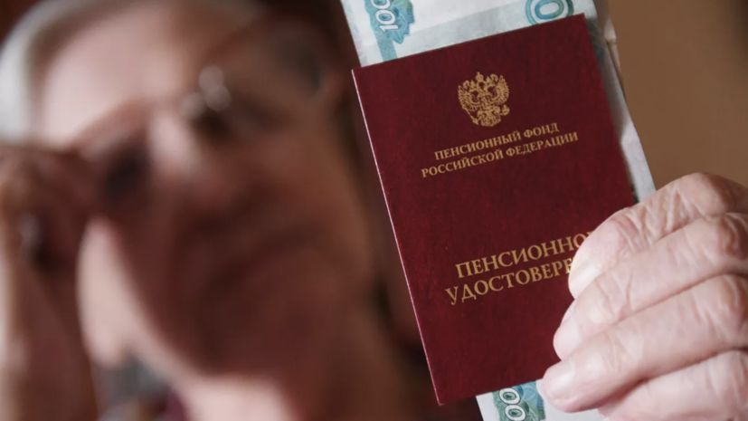 Пенсионеры встретят Новый год с денежным подарком от соцфонда
