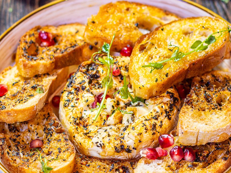 Сыр, хлеб и масло: идеальная закуска за 10 минут