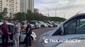 Парковку возле метро "Тропарево" перекрыли из-за сомнительного предмета под авто в Москве