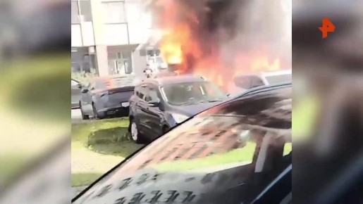 Сразу восемь автомобилей загорелись на парковке на Бескудниковском бульваре в Москве