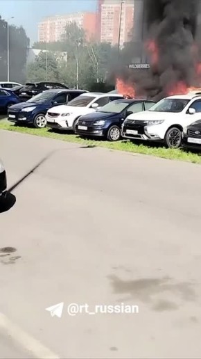 Сильный пожар на Бескудниковском бульваре в Москве: горят сразу шесть машин, пишут в местных группах