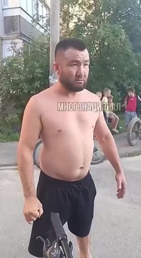 Юрий Котенок: Россия в миниатюре.. Обдолбанный и агрессивный &quot;хозяин жизни&quot; из Средней Азии, домогавшийся до русских детей, и сотрудницы полиции, которые пытаются его успокоить не табельным оружием, а уговорами