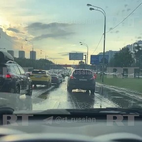 На Рублёвском шоссе в Москве уже откачали воду и открыли движение после затопления, сообщил подписчик RT
