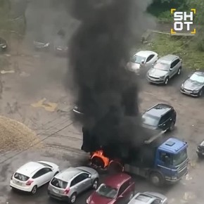 Электрические провода упали на грузовик Scania в Москве, после чего он загорелся