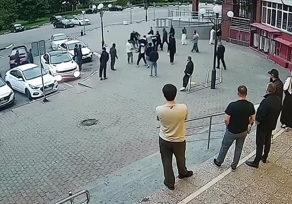   ٸ.              