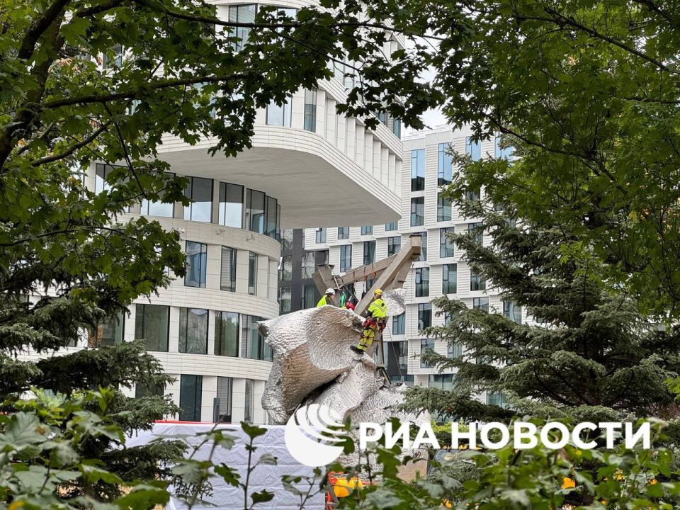 Скульптуру Урса Фишера "Большая глина № 4" устанавливают в Москве в парке рядом с офисом компании "Новатэк" на Ленинском проспекте, передает РИА Новости
