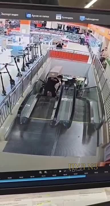 Как за 10 секунд сломать телевизор за 400 тысяч рублей: В Москве сотрудники магазина спускали коробку с телевизором на эскалаторе – не рассчитали высоту, и телевизор «сложился» пополам