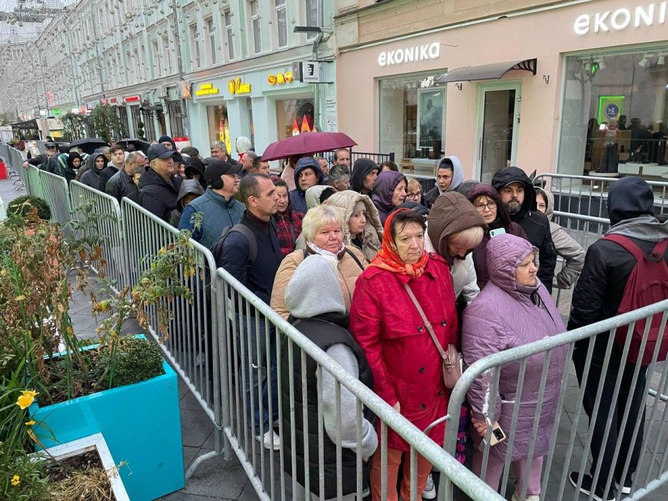 У посольства Молдавии в Москве собралась огромная очередь — люди пришли на парламентские выборы
