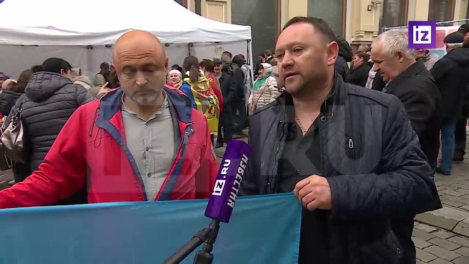 "Приехали, чтобы прекратить беспредел и поменять курс": так один из избирателей Владимир Буюклы, приехавший в Москву из Санкт-Петербурга на парламентские выборы в Молдавии, прокомментировал "Известиям" цель своей поездки