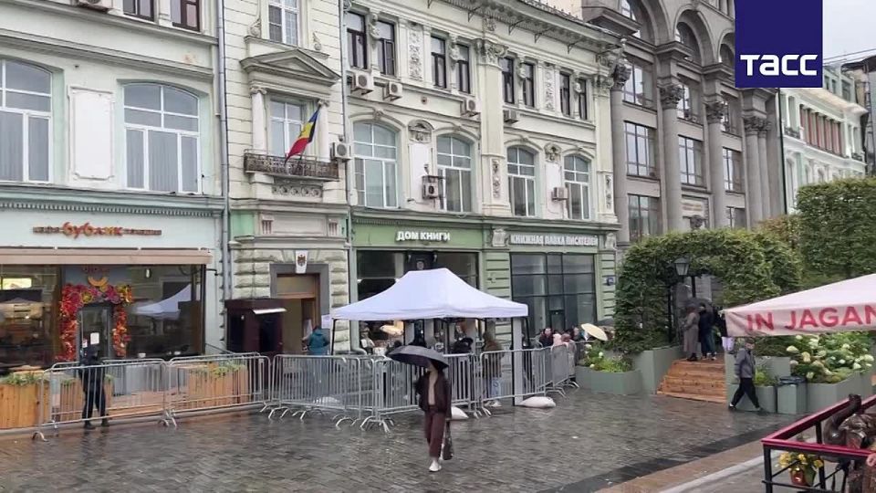 Граждане Молдавии собрались у посольства в Москве для голосования на парламентских выборах, передает корреспондент ТАСС