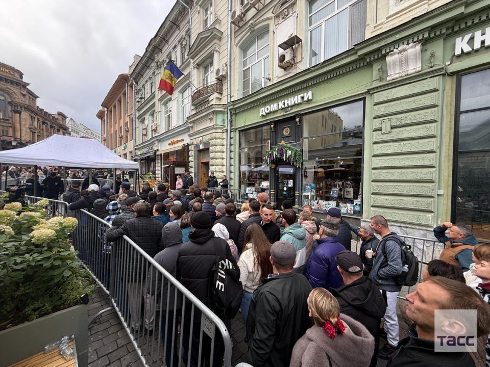 Обстановка у посольства республики Молдова в Москве в день выборов