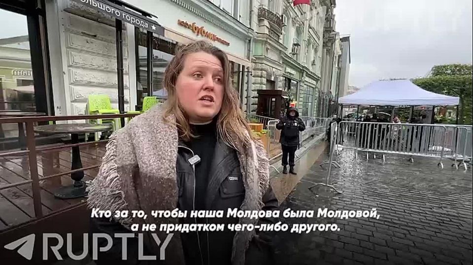 «За то, чтобы наша Молдова была Молдовой, а не придатком чего-то»: с раннего утра молдаване приходят на избирательные участки в Москве — проголосовать на парламентских выборах