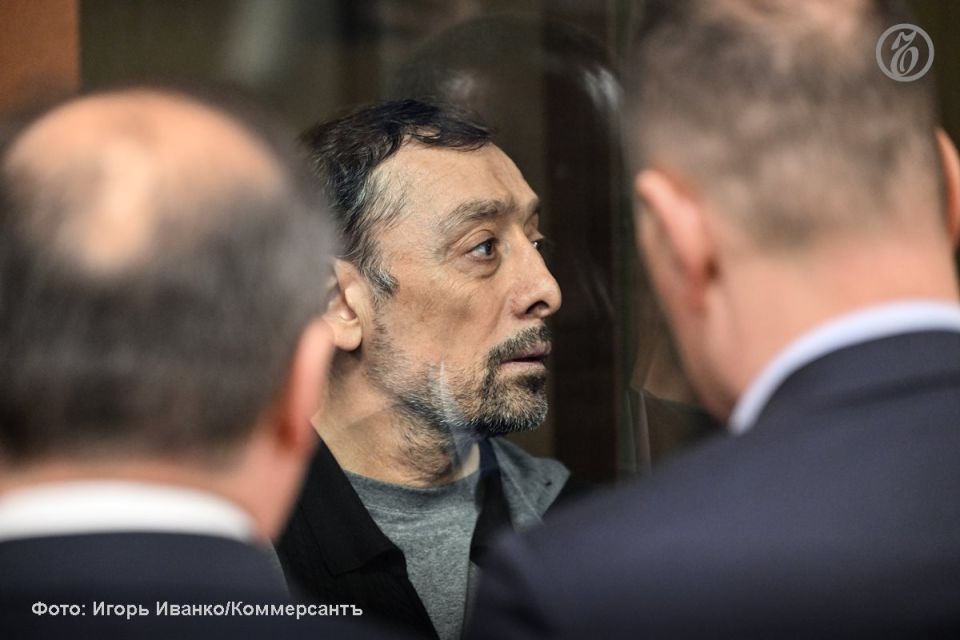 Суд в Москве арестовал на два месяца миллиардера Ибрагима Сулейманова по делу о заказных убийствах, сообщает корреспондент «Ъ» из зала суда