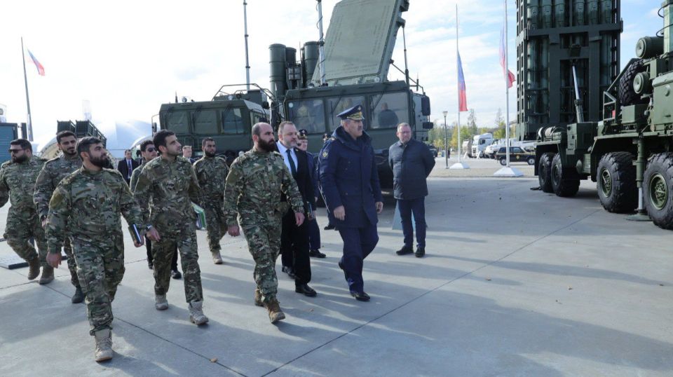 В рамках визита в Россию сирийская делегация во главе с начальником Генерального штаба ВС САР ознакомилась с российскими системами ПВО, разведывательно-ударными БПЛА, бронетехникой и другим вооружением