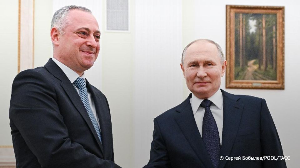 В поздравлении с днём рождения Путина Гунба выразил признательность за неизменную поддержку и внимание к республике