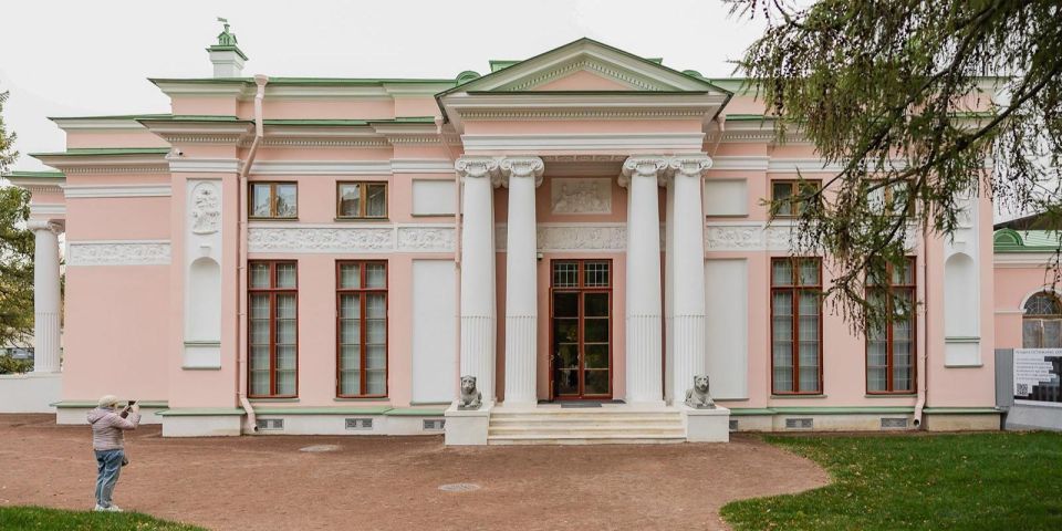 Наборный паркет из разных пород дерева, изящная лепнина, античные статуи, хрустальные люстры и золоченые двери — все это можно увидеть в Египетском павильоне усадьбы Останкино