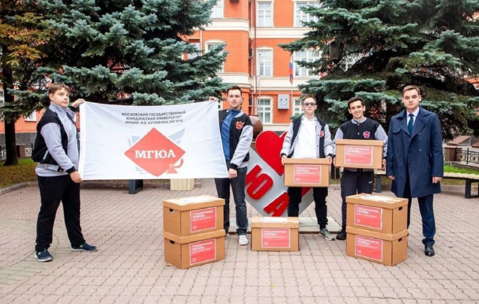 Студенты Университета имени О.Е. Кутафина и обучающиеся Военного учебного центра подготовили очередную партию помощи, в нее вошли медикаменты, продукты, средства гигиены, одежда и другие необходимые для военнослужащих вещи