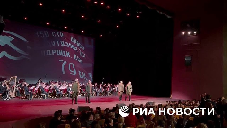 Вечер памяти Московского народного ополчения 1941-го года прошел на Большой сцене Центрального академического театра Российской Армии в столице, передает корреспондент РИА Новости
