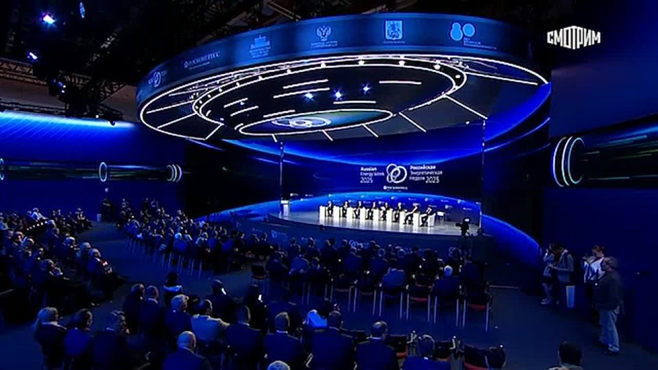 "У нас три ЦОДа… равно одной крупнейшей ТЭЦ Москвы": Сергей Собянин на "Российской энергетической неделе" рассказал о неожиданных последствиях бума цифровой экономики