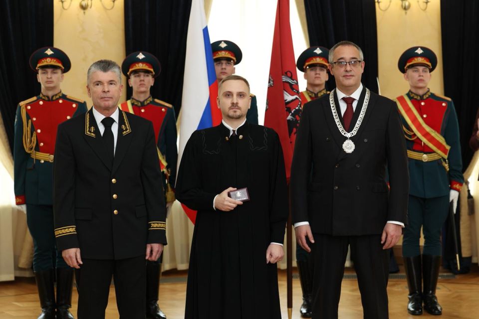 Алексей Шапошников: В Московской городской Думе впервые состоялась церемония принесения присяги и вручения удостоверений мировым судьям города Москвы Алексей Шапошников: В Московской городской Думе впервые состоялась церемония принесения присяги и вручения удостоверений мировым судьям города Москвы