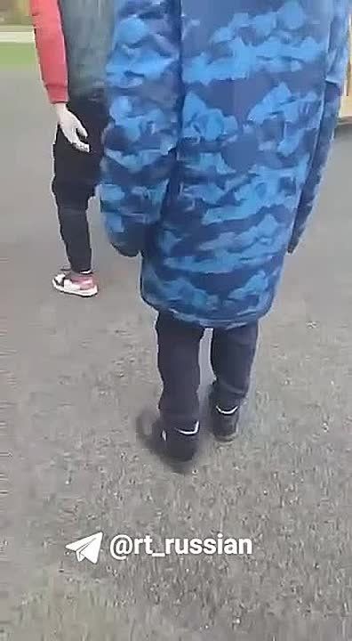 «Пошли домой, на х**. Ты где живёшь, с**а?»