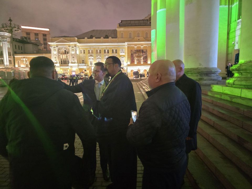 Сергей Колясников: Еще из вчерашнего.. Стивен Сигал. "В осаде 2025, Москва"