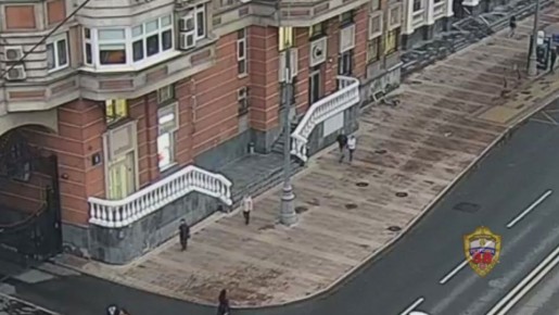 В Москве мужчина вместе с женой шел по улице, а у него из кармана выпал пакет с валютой на 1,6 млн рублей, рассказали в полиции