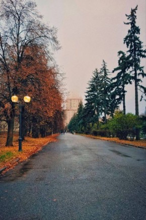 АТМОСФЕРА: Москва погрузилась в мистический пейзаж — МГУ почти исчезло в тумане