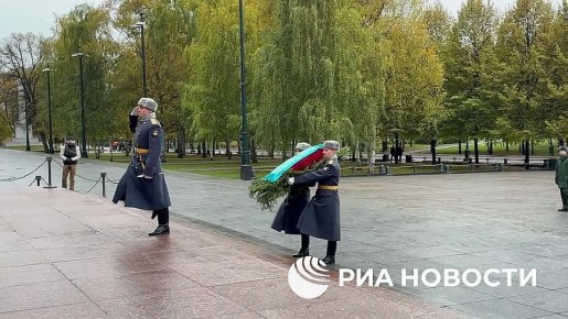 Глава МИД Казахстана Кошербаев возложил венок к Могиле Неизвестного Солдата в Москве, передает корреспондент РИА Новости