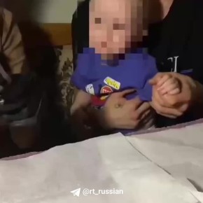 В сети расходится видео: молодая пара якобы набивает татуировку ребёнку ради участия в конкурсе треш-блогера