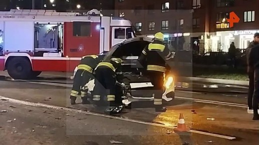 Mercedes и автомобиль каршеринга столкнулись в Москве, один человек пострадал, сообщил источник РЕН ТВ