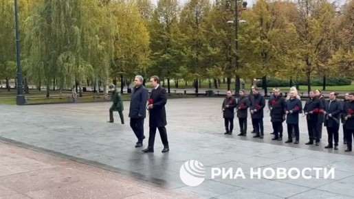 Глава МИД Казахстана Кошербаев перед переговорами с российским коллегой Лавровым возложил венок к Могиле Неизвестного Солдата в Москве, передает РИА Новости