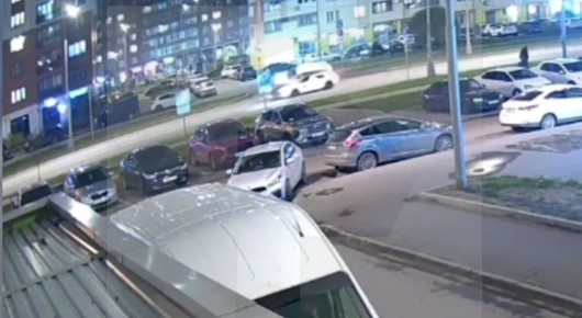 «Mercedes» врезался в автомобиль каршеринга на улице Лавриненко в Москве