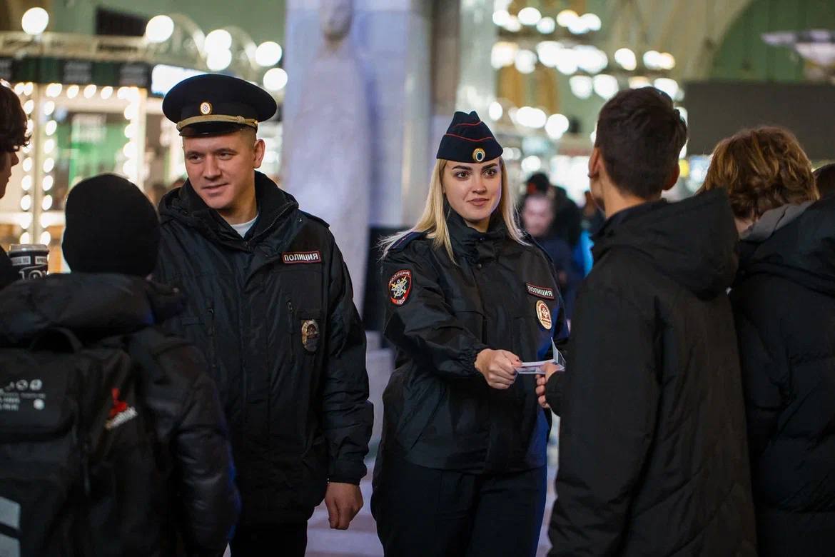 #ЛицаТранспортнойПолиции. Инспекторы ОДН ЛУ МВД России на станции Москва - Рязанская младший лейтенант полиции Дарья Дубенкова и сержант полиции Илья Крутин желают вам прекрасных и безопасных выходных! Пусть эти два дня...