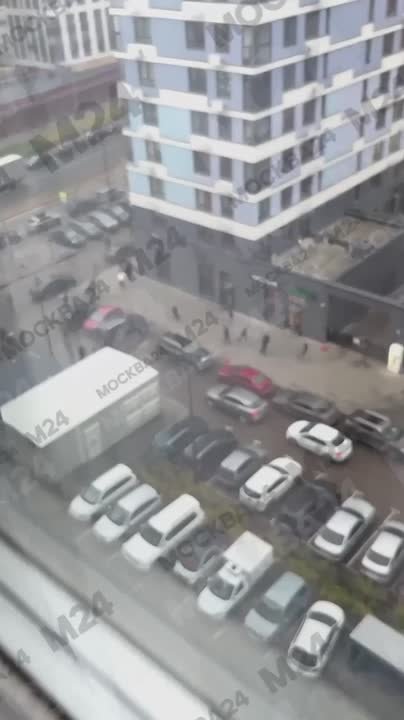 Полиция разбирается в обстоятельствах массовой (и, судя по кадрам, очень странной) драки на территории многоэтажки в Новой Москве, сообщили в МВД