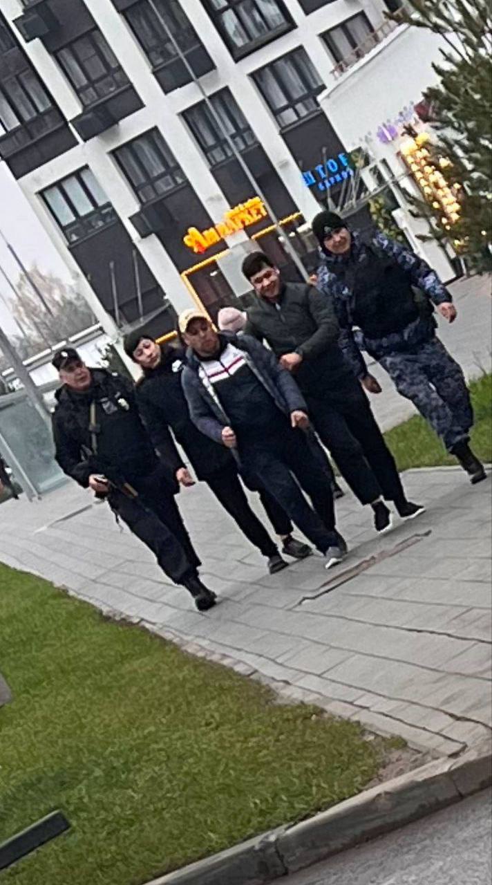 После массовой драки мигрантов в Новой Москве начались задержания: полиция стягивает силы в ЖК «Прокшино» После массовой драки мигрантов в Новой Москве начались задержания: полиция стягивает силы в ЖК «Прокшино»