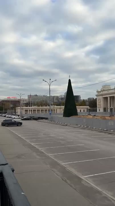 Время, конечно, несётся. Столичные парки начали активную подготовку к зимнему сезону