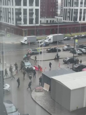 Алексей Живов: Пишут, что в Новой Москве в ЖК Геттово «Прошкино» община дружбы народов устроила традиционные для себя бои за среду обитания при помощи знаков и указателей, заботливо расставленных по всей Москве