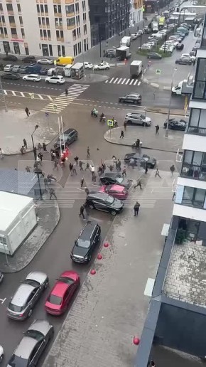 Толпа мигрантов сражается лопатами и дорожными знаками на улицах ЖК «Прокшино» в Москве — по данным «Базы», уже есть 3 пострадавших