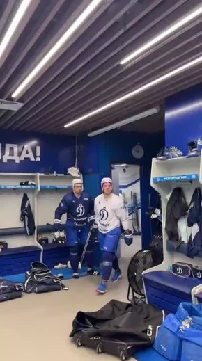 Один из самых ненавистных игроков КХЛ Максим Комтуа из московского "Динамо" пришёл в ярость от эмблемы "Реала" на своем шкафчике в раздевалке