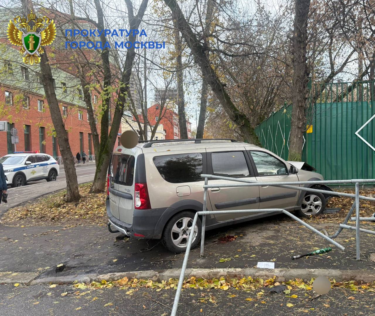 15-летний мальчик, управляя транспортным средством марки «Лада Ларгус», в Балакиревском переулке не справился с управлением и врезался в дерево