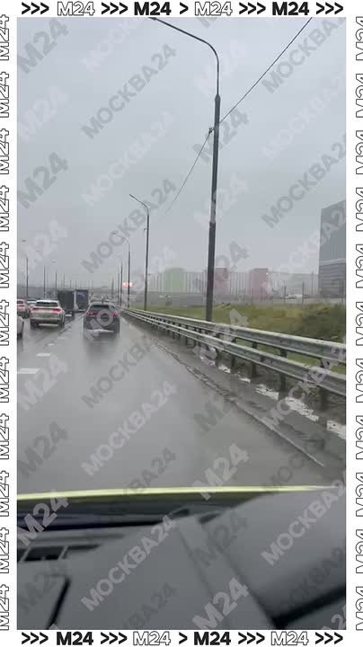 Вопиющее на столичной трассе: очередной автохам отказался пропускать машину скорой с включённой мигалкой
