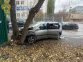 15-летний мальчик сел за руль «Лады», не справился с управлением и врезался в дерево в центре Москвы